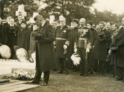 Navel offices at the graveside