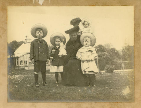 Evelyn, Mary, Mary Emma Pollard (nee Pollard), Frederic and Ruth.  Taken at Sidmouth 1907