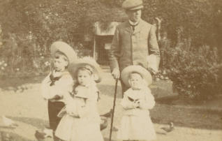 Evelyn Brooke Pollard, Mary Hope Pollard, Ruth Elizabeth Florence Polland and Evelyn Richard Hugh Pollard.  Rochester Castle 1906 