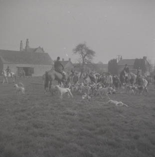 3rd April 1965 - Hunt meet at Hillesley.