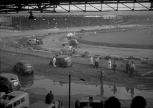 Stade Buffalo.  Stock cars clearing track after race  5.9.54