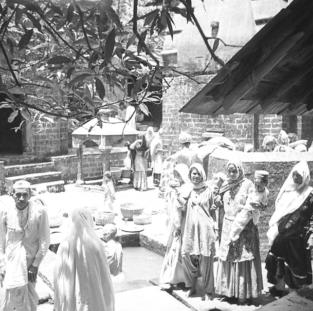 Pilgrims at makukal.  15.6.51 