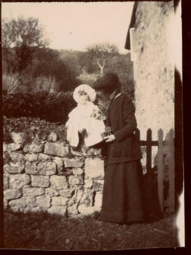 Mary Emma Pollard with her daughter Ruth.  Sidmouth 1907