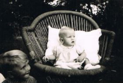 New Delhi  8th Nov 1941  Martin aged 9 wks and Richard aged 2 yrs 11 months (in foreground)